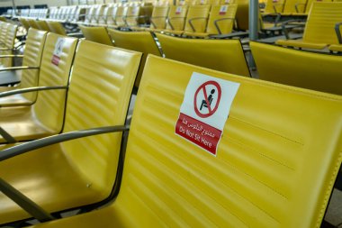 Dubai, BAE, 20.11.2020. Dubai Uluslararası Havalimanı DXB terminalindeki boş koltuklar Coronavirus salgınından dolayı tabela asmaz, sosyal mesafeyi korur.