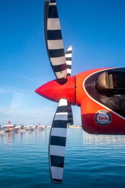 Erkek, Maldivler, 20.11.2020. Trans Maldivian Havayolları İkiz Su Samuru Serisi 400 pervane ve motor.