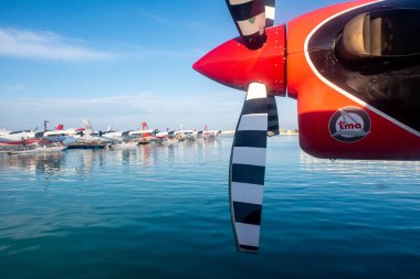 Erkek, Maldivler, 20.11.2020. Trans Maldivian Havayolları İkiz Su Samuru Serisi 400 pervane ve motor manzaralı arka planda deniz uçakları terminali.