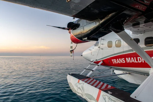 马尔代夫 2020年11月20日 横贯马尔代夫航空公司的双翼水獭系列400在海面上漂浮 背景为日落 — 图库照片