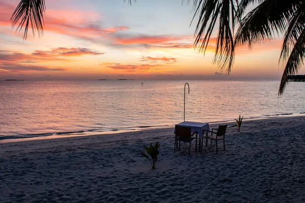 Romantic Sunset Beach Dinner Table Sand Palm Trees Maldives — Fotografia de Stock