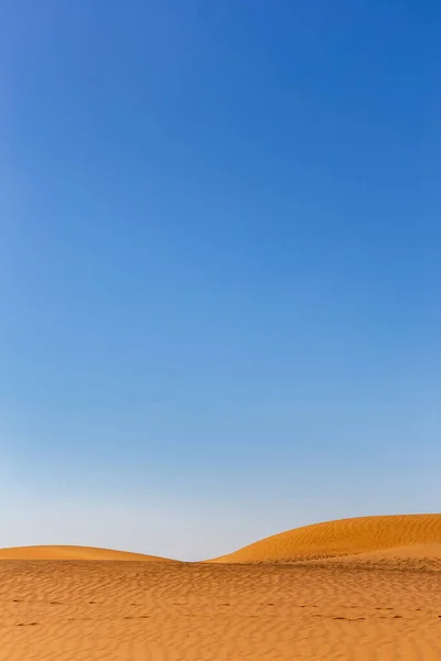Egyszerű Minimalista Sivatagi Táj Arany Homokdűnék Alacsony Horizont Kristálykék Másolás — Stock Fotó