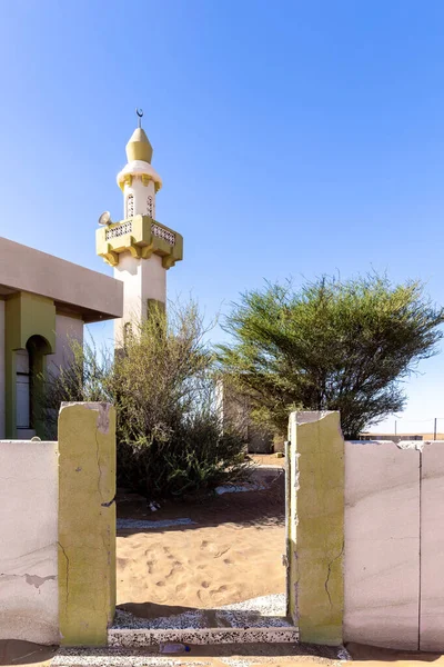 Είσοδος Για Κατεδάφιση Παλιού Τζαμιού Μιναρέ Θαμμένο Στην Άμμο Στο — Φωτογραφία Αρχείου