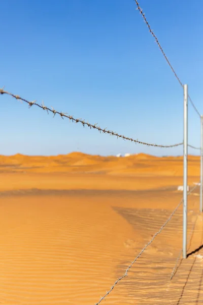 Szögesdrót Kerítés Sivatagi Dűnékkel Kék Háttérben Madam Szellem Falu Egyesült — Stock Fotó