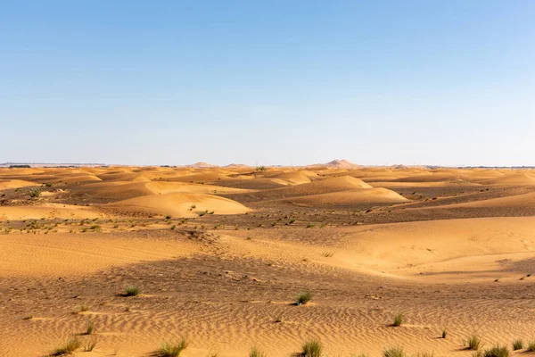 Egyszerű Sivatagi Táj Arany Homokdűnékkel Kristálykék Másolás Tér — Stock Fotó