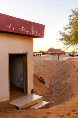 El-Kaide 'deki terk edilmiş binalar. Şerif' in hayalet köyü. Birleşik Arap Emirlikleri..
