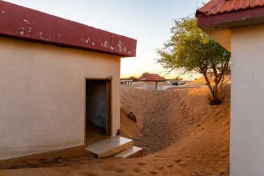 El-Kaide 'deki terk edilmiş binalar. Şerif' in hayalet köyü. Birleşik Arap Emirlikleri..
