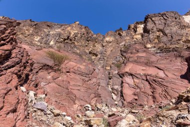 Arap Yarımadası 'ndaki Hajar Dağları' nda kırmızı kireçtaşı ve dolomit kaya oluşumları, Birleşik Arap Emirlikleri, Hatta.