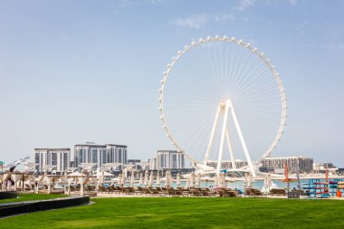 Dubai, BAE, 22.02.2021. Dubai (Dubai Eye), Bluewaters Adası 'nın ön planında JBR plaj kulübüyle dünyanın en uzun dönme dolabı..