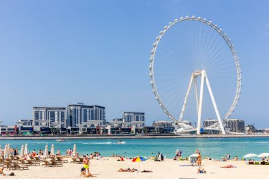 Dubai, BAE, 22.02.2021. Dubai (Dubai Eye) Bluewaters Adası 'ndaki dünyanın en uzun dönme dolabı ve ön planda JBR plajı var..