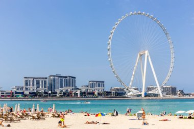Dubai, BAE, 22.02.2021. Dubai (Dubai Eye) Bluewaters Adası 'ndaki dünyanın en uzun dönme dolabı ve ön planda JBR plajı var..