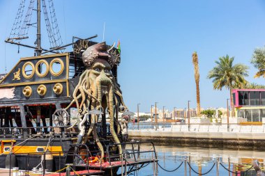 Dubai, BAE, 22.02.2021. Dubai Turu 'ndan Siyah İnci Korsan Gemisi, Dubai Creek Limanı, Birleşik Arap Emirlikleri' ne yanaştı..