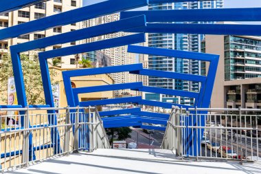 Dubai, BAE, 22.02.2021. Kral Abdullah Bin Abdulaziz Al Saud Caddesi ve Al Gharbi Caddesi kesişimindeki yaya köprüsü. Geometrik yapıları olan modern şehir mimarisi..