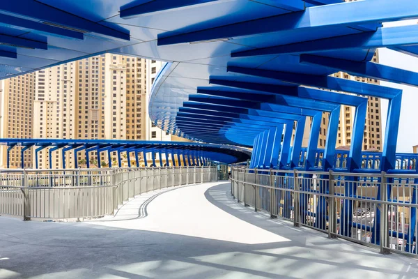Dubai, BAE, 22.02.2021. Kral Abdullah Bin Abdulaziz Al Saud Caddesi ve Al Gharbi Caddesi kesişimindeki yaya köprüsü. Geometrik yapıları olan modern şehir mimarisi..