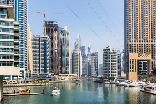 Dubai, BAE, 22.02.2021. Dubai Marina gökdelenleri, Marina Kanalı ve XLine Dubai Marina halatla üstte, Al Gharbi Caddesi köprüsünden görülüyor..