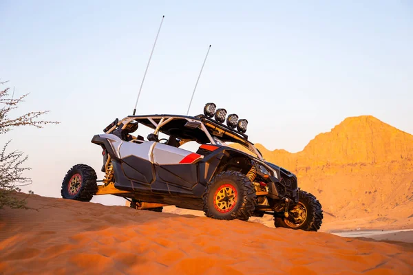 Modern Dune Buggy Parked Sand Desert Mountains Background Fossil Rock — Stock Photo, Image