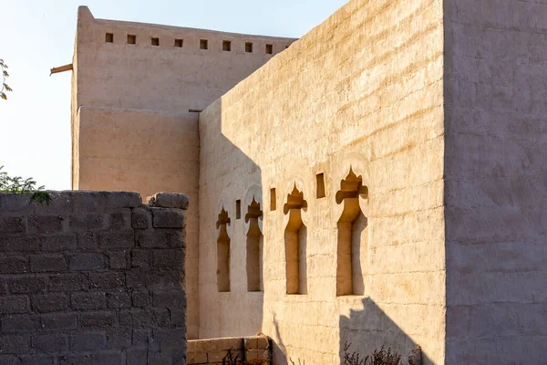 Cezire Hamra Geleneksel Oyukları Olan Eski Arap Tarzı Tuğla Duvar — Stok fotoğraf