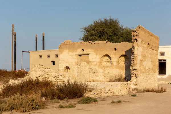 Καταστράφηκε Οικιστικό Τείχος Αραβικό Στυλ Αψίδα Παράθυρα Στην Jazirah Hamra — Φωτογραφία Αρχείου