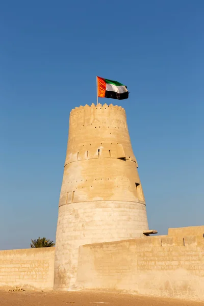 Stone Arabic Watchtower Waving United Arab Emirates Εθνική Σημαία Στην — Φωτογραφία Αρχείου