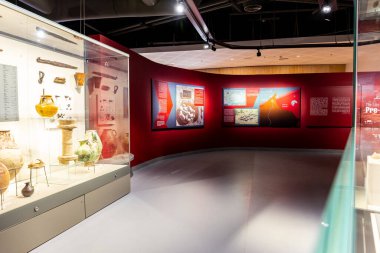 Sharjah, Birleşik Arap Emirlikleri, 24.11.2020. Mleiha Arkeoloji Merkezi müzesi ve içerideki sergiler, etkileşimli ekranlar ve bilgi panoları.