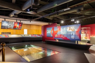 Sharjah, Birleşik Arap Emirlikleri, 24.11.2020. Mleiha Arkeoloji Merkezi müzesi ve içerideki sergiler, etkileşimli ekranlar ve bilgi panoları.