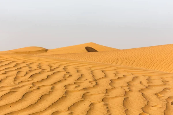 Érintetlen Egyszerű Sivatagi Táj Hullámzó Homokdűnékkel Egyesült Arab Emírségek — Stock Fotó
