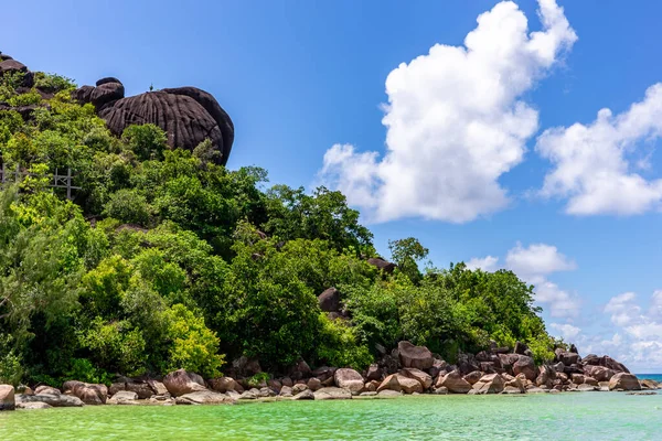 Costa Praslin Island Seychelles Con Grandes Formaciones Rocosas Granito Exuberante — Foto de Stock