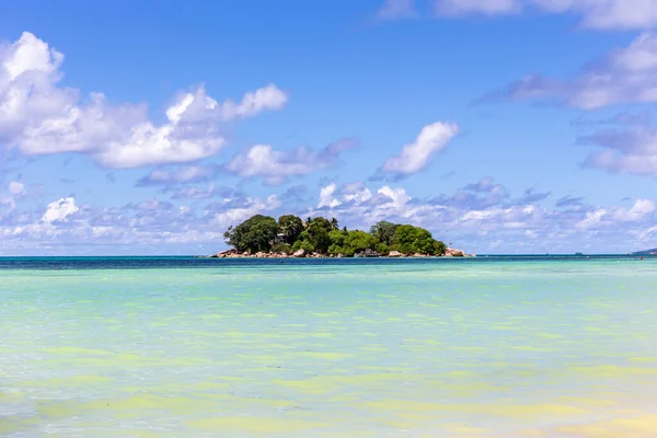 无人居住的热带岛屿Chauve Souris从印度洋凸现出来 周围是碧绿的海水 在塞舌尔普拉斯林的Cote Or海滩上看到了水晶般的蓝天 — 图库照片