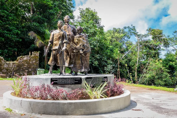 2021年5月3日 塞舌尔马埃岛 解放奴隶纪念碑描绘了三尊雕像 其中有两名被解放奴隶儿童和一名校长 这是新的纪念碑 位于塞舌尔文恩镇传教小屋 — 图库照片