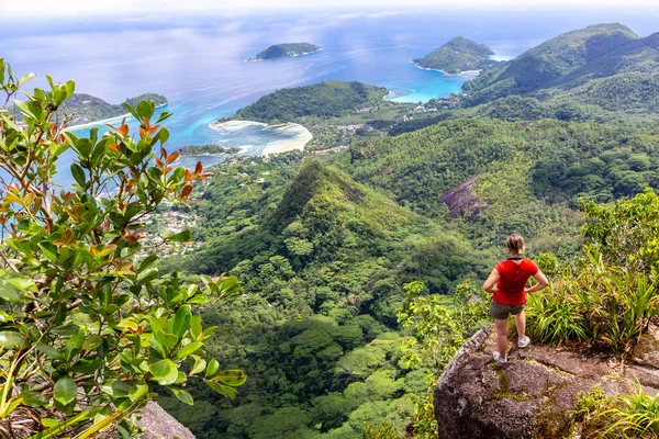 Joven Viajera Femenina Pie Borde Del Acantilado Morne Blanc View — Foto de Stock