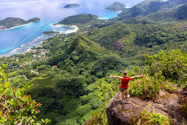 Joven Viajera Femenina Pie Borde Del Acantilado Morne Blanc View — Foto de Stock