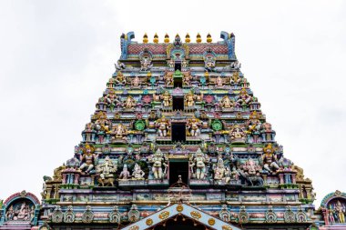 Arul Mihu Navasakthi Vinayagar Tapınağı çatısı (Shikhara), renkli geleneksel Hindu tanrıları ve tanrıları heykelleri ile simetrik manzara, Victoria, Mahe Adası, Seyşeller.