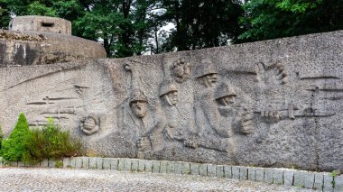 Wegierska Gorka, Polonya, 08.07.2021. 2. Dünya Savaşı askerlerini ve Wegierska Gorka 'daki Wedrowiec Kalesi' nin yanında savaştıklarını gösteren taş döşeme..
