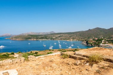 Körfezin manzarası ve güneşli bir günde Sounion Burnu 'ndaki Poseidon Tapınağı' ndan yelkenli teknelerle dolu..