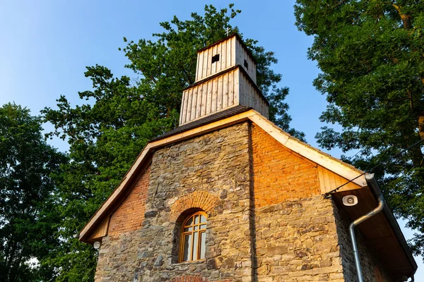 2021年7月8日 波兰Milowka 波兰别斯基德山脉Milowka坟场19世纪为纪念圣玛丽 玛格达莱娜而修建的历史性砖砌教堂 — 图库照片
