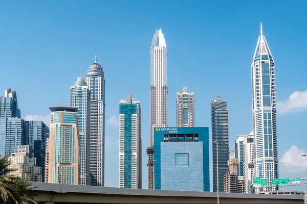 Dubai, BAE, 08.12.2020. Dubai Marina gökyüzü manzaralı Meşale Kulesi, Prenses Kulesi, Kaplan Kulesi, Marina Pinnacle, Landmark Grup Kulesi, arka planda kristal mavi gökyüzü ile güneşli bir gün..