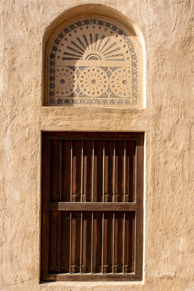 Ξύλινο Αραβικό Στυλ Αψίδα Παράθυρο Πύλη Πέτρινο Τοίχο Στολίδια Παραδοσιακή — Φωτογραφία Αρχείου