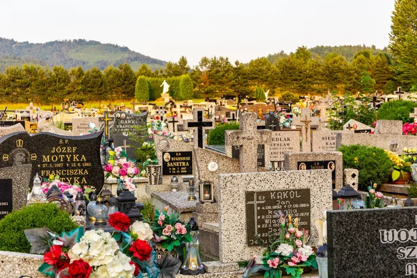 Milowka Πολωνία 2021 Νεκροταφείο Παραδοσιακούς Τάφους Από Γρανίτη Διακοσμημένους Πολύχρωμα — Φωτογραφία Αρχείου