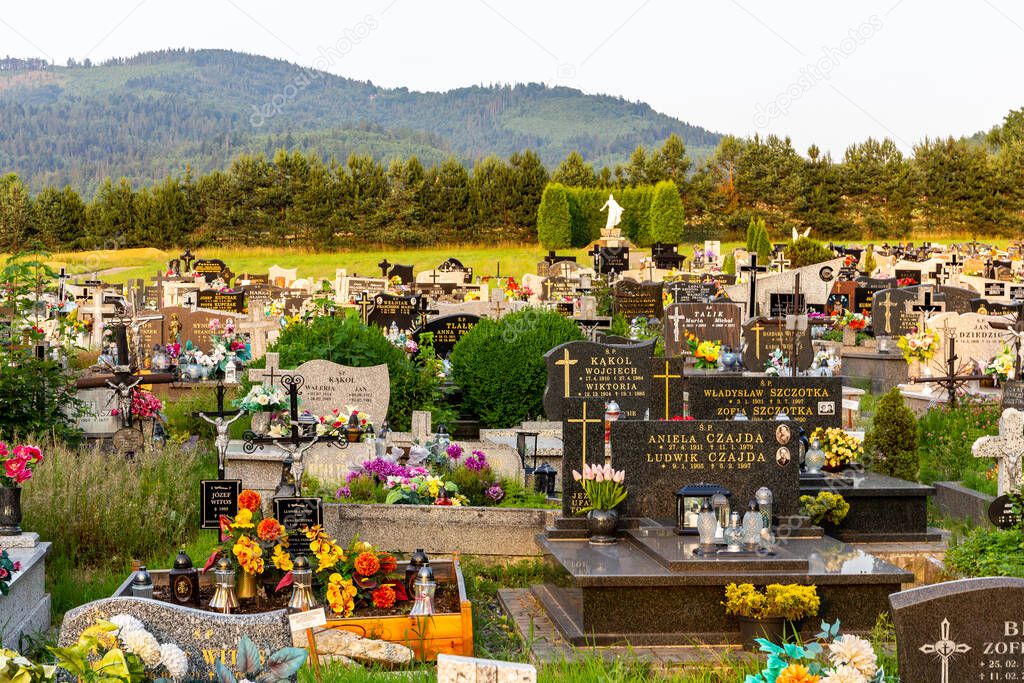 Milowka, Polonia, 08.07.2021. Cementerio con tumbas de granito