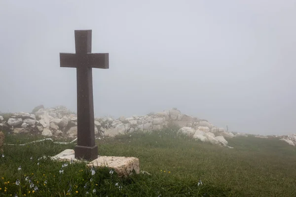 Ομίχλη Τοπίο Τρομακτικό Σταυρό Πέτρα Khvamli Mountain Γεωργία Απόκριες Μοτίβο — Φωτογραφία Αρχείου