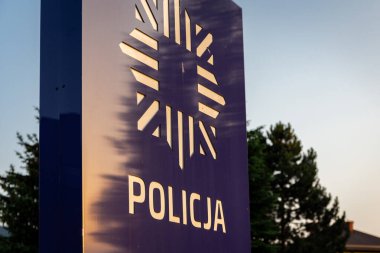 Milowka, Polonya, 08.07.2021. Cila istasyonunun önündeki panoda yeni polis rozeti (Policja) ve üzerinde yıldız işareti var..