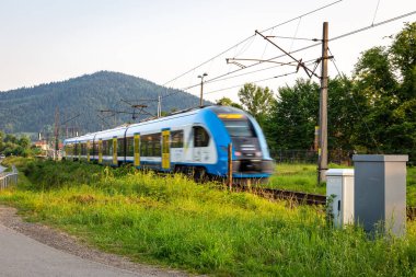Milowka, Polonya, 08.07.2021. Silezya Demiryolları (Koleje Slaskie) bölgesel hizmet modern tren Silezya Voyvoda 'daki Milowka Tren İstasyonu, Beskid Dağları, Polonya, kırsal alan.