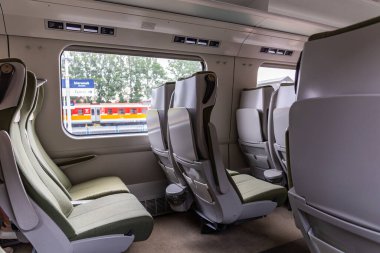 Bielsko Biala, Polonya, 09.07.2021. PKP Express InterCity treni, Bielsko Biala Glowna tren istasyonundan kalkmadan önce modern koltukları olan iç mekanı olmayan tren vagonu..