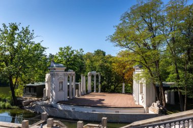 Klasik amfitiyatro ve Varşova Kraliyet Hamamları Parkı 'nda (Park Lazienkowski) antik Yunan ve Roma mimarisinden esinlenilerek sahnelenen sahne. Roma, Polonya 'da ağaçlar arasında mimariye ilham verdi.