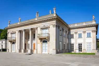 Varşova Kraliyet Hamamları Parkı 'ndaki (Lehçe: Palac Na Wyspie) Sarayı, Korint sütunlu klasik hamam sarayı ve mitolojik figürlerle dolu bale salonu, Polonya.