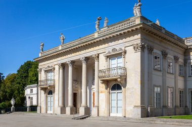 Varşova Kraliyet Hamamları Parkı 'ndaki (Lehçe: Palac Na Wyspie) Sarayı, Korint sütunlu klasik hamam sarayı ve mitolojik figürlerle dolu bale salonu, Polonya.