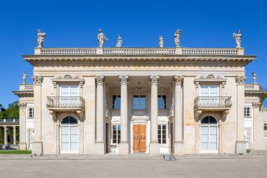 Varşova Kraliyet Hamamları Parkı 'ndaki (Lehçe: Palac Na Wyspie) Sarayı, Korint sütunlu klasik hamam sarayı ve mitolojik figürlerle dolu bale salonu, Polonya.