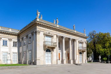 Varşova, Polonya, 15.08.20. Varşova Kraliyet Hamamları Parkı 'ndaki (Lehçe: Palac Na Wyspie) sarayı, Korint sütunları ve heykelleri olan klasik hamam sarayı..