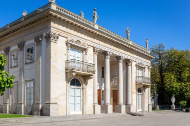 Varşova, Polonya, 15.08.20. Varşova Kraliyet Hamamları Parkı 'ndaki (Lehçe: Palac Na Wyspie) sarayı, Korint sütunları ve heykelleri olan klasik hamam sarayı..
