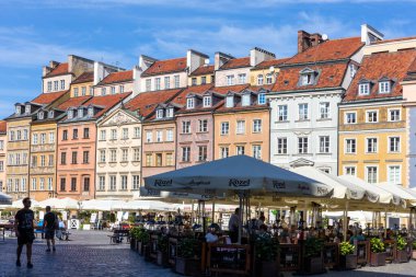 Varşova, Polonya, 15.08.20. Varşova 'daki Old Town Market Square' de (Rynek Starego Miasta) renkli evler, açık hava restoranları ve kafeler, yürüyen insanlar.